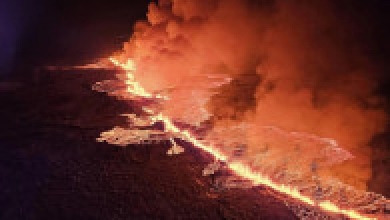  Un vulcan a erupt luni seara în Islanda, expulzând lavă şi fum pe o regiune extinsă. FOTO: Profimedia Images | Poza 9 din 10