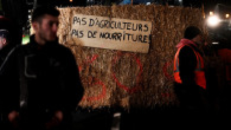 Furia fermierilor francezi ține Parisul blocat pentru a doua noapte la rând. La Bruxelles, fermierii belgieni s-au instalat în centrul orașului. FOTO: Profimedia Images | Poza 12 din 17