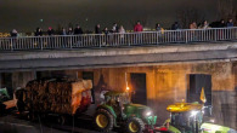 Furia fermierilor francezi ține Parisul blocat pentru a doua noapte la rând. La Bruxelles, fermierii belgieni s-au instalat în centrul orașului. FOTO: Profimedia Images | Poza 10 din 17