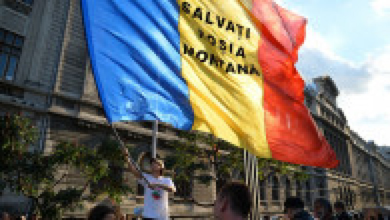 În 2013, zeci de mii de oameni au ieșit în stradă și au protestat timp de trei săptămâni față de exploatarea aurului de la Roșia Montană. FOTO: Profimedia Images | Poza 3 din 16