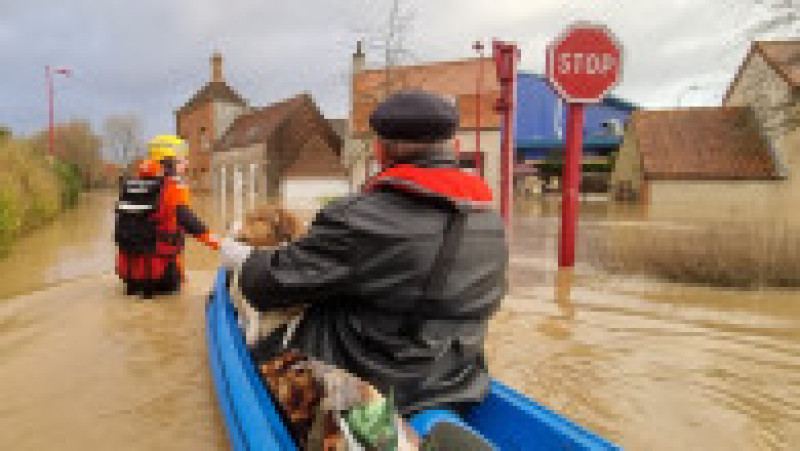 Sunt în continuare coduri roșii de inundații în Franța și Germania, în timp ce Suedia este vizată de o alertă portocalie de vânt și ninsori puternice. FOTO: Profimedia Images | Poza 1 din 12