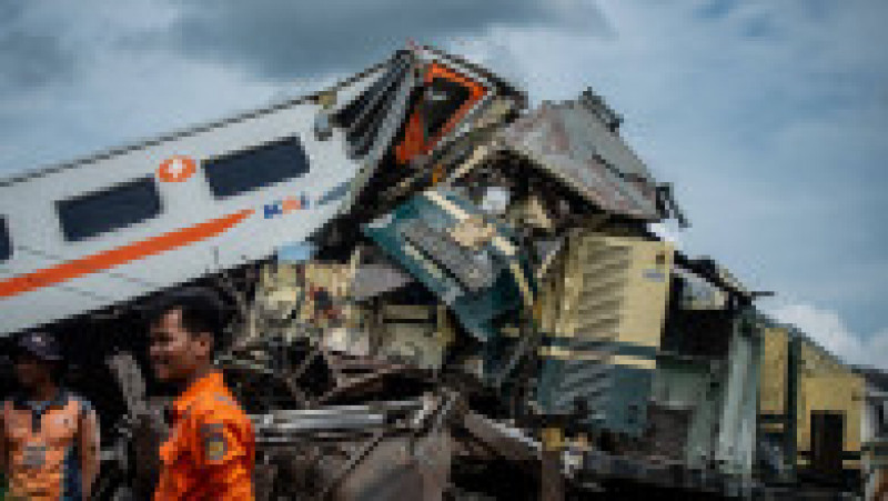 Două trenuri s-au lovit în Indonezia. Sunt morți și răniți. Foto: Profimedia Images | Poza 5 din 11