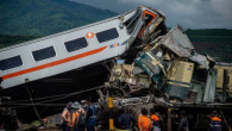 Două trenuri s-au lovit în Indonezia. Sunt morți și răniți. Foto: Profimedia Images | Poza 6 din 11