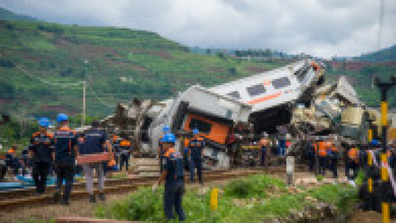 Două trenuri s-au lovit în Indonezia. Sunt morți și răniți. Foto: Profimedia Images | Poza 11 din 11