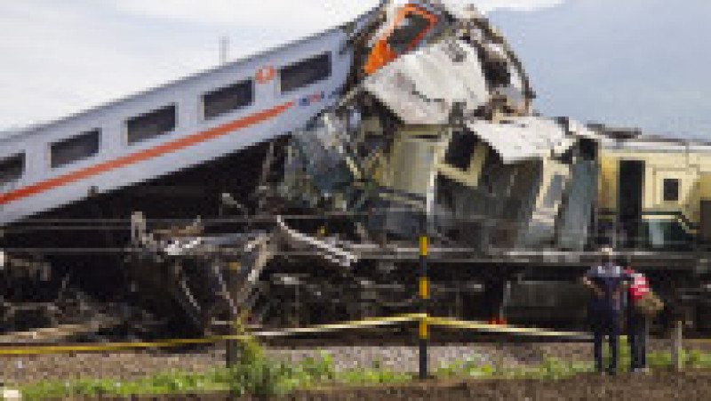 Două trenuri s-au lovit în Indonezia. Sunt morți și răniți. Foto: Profimedia Images | Poza 8 din 11