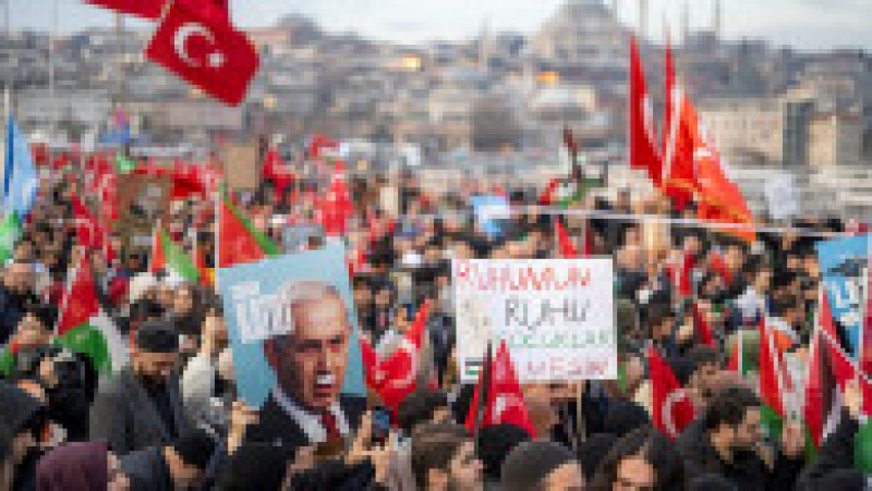 Manifestanţii au răspuns, în această primă zi a anului, la apelul unei platforme de peste 300 de organizaţii şi asociaţii de a se reuni sub sloganul "Milostivire martirilor noştri, sprijin pentru Palestina, blestem pe Israel". Foto: Profimedia Images | Poza 11 din 17