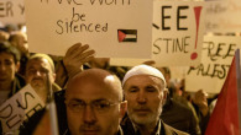 Manifestanţii au răspuns, în această primă zi a anului, la apelul unei platforme de peste 300 de organizaţii şi asociaţii de a se reuni sub sloganul "Milostivire martirilor noştri, sprijin pentru Palestina, blestem pe Israel". Foto: Profimedia Images | Poza 13 din 17