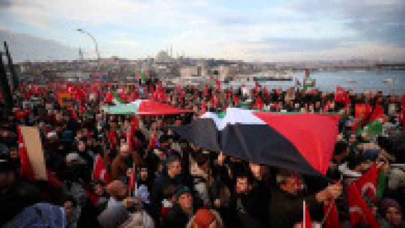 Manifestanţii au răspuns, în această primă zi a anului, la apelul unei platforme de peste 300 de organizaţii şi asociaţii de a se reuni sub sloganul "Milostivire martirilor noştri, sprijin pentru Palestina, blestem pe Israel". Foto: Profimedia Images | Poza 14 din 17
