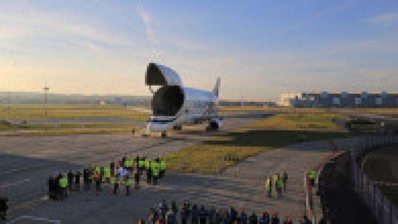 BelugaXL a fost proiectat să transporte simultan un set complet de aripi A350. Sursa foto: Profimedia Images | Poza 3 din 7
