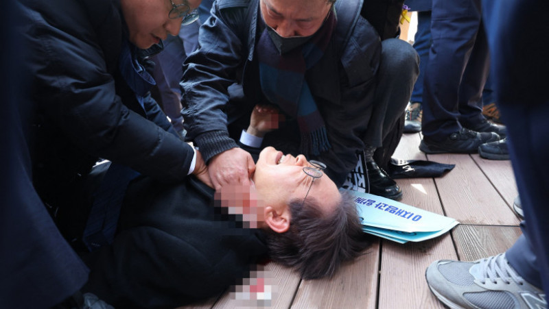 Liderul opoziției din Coreea de Sud a fost înjunghiat în gât în timpul unei vizite electorale. FOTO: Profimedia Images