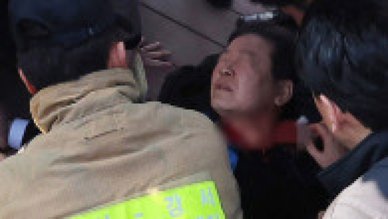 Liderul opoziției din Coreea de Sud a fost înjunghiat în gât în timpul unei vizite electorale. FOTO: Profimedia Images | Poza 5 din 6