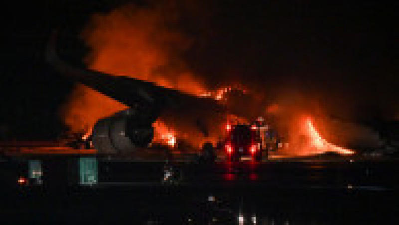 Avion de pasageri în flăcări pe aeroportul din Tokyo, după ce s-a ciocnit de altă aeronavă. FOTO: Profimedia Images | Poza 3 din 5