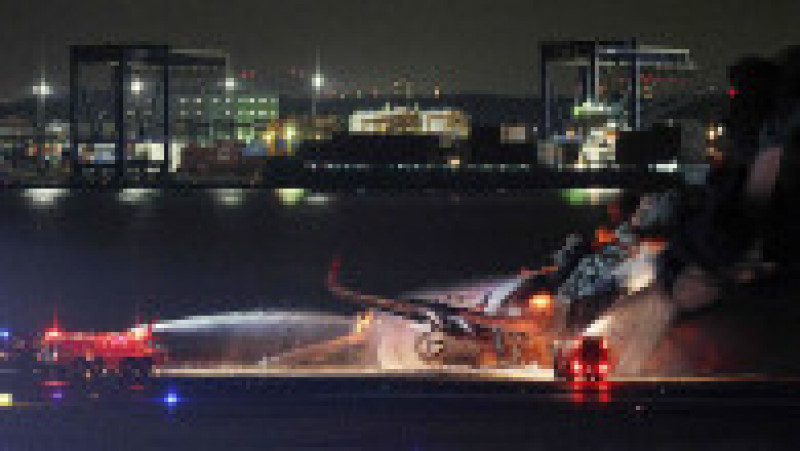 Avion de pasageri în flăcări pe aeroportul din Tokyo, după ce s-a ciocnit de altă aeronavă. FOTO: Profimedia Images | Poza 5 din 5