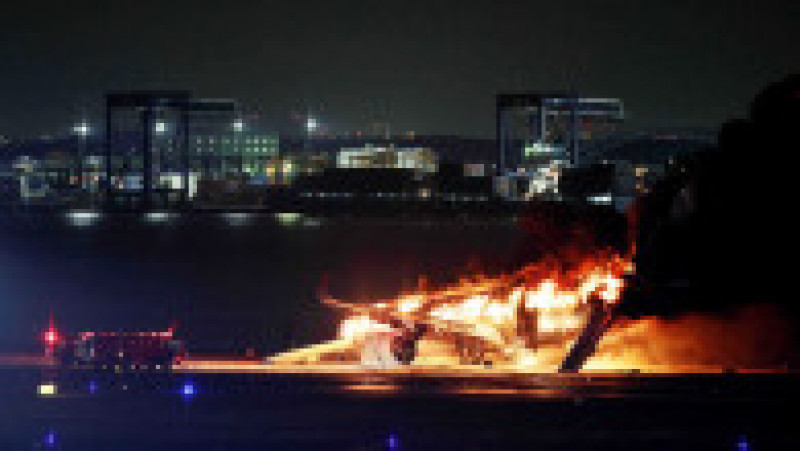 Avion de pasageri în flăcări pe aeroportul din Tokyo, după ce s-a ciocnit de altă aeronavă. FOTO: Profimedia Images | Poza 4 din 5