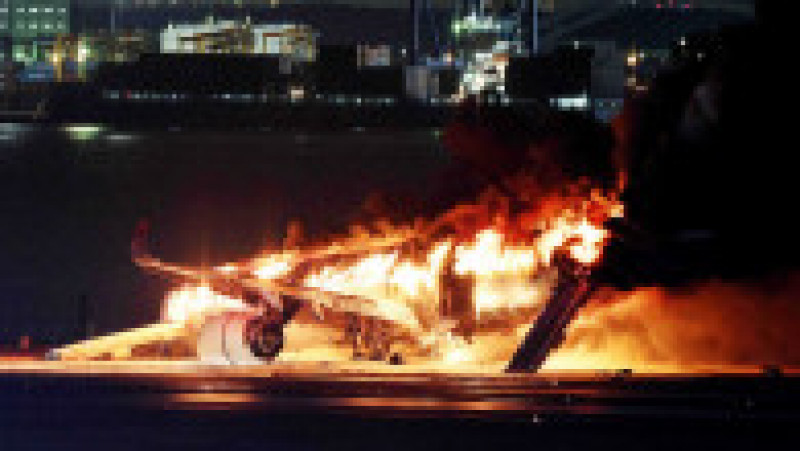 Avion de pasageri în flăcări pe aeroportul din Tokyo, după ce s-a ciocnit de altă aeronavă. FOTO: Profimedia Images | Poza 2 din 5