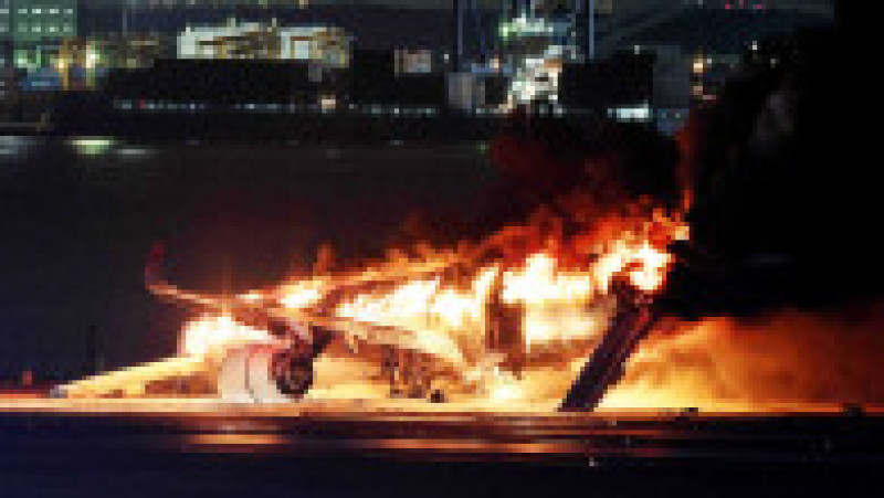 Avion de pasageri în flăcări pe aeroportul din Tokyo, după ce s-a ciocnit de altă aeronavă. FOTO: Profimedia Images | Poza 2 din 5