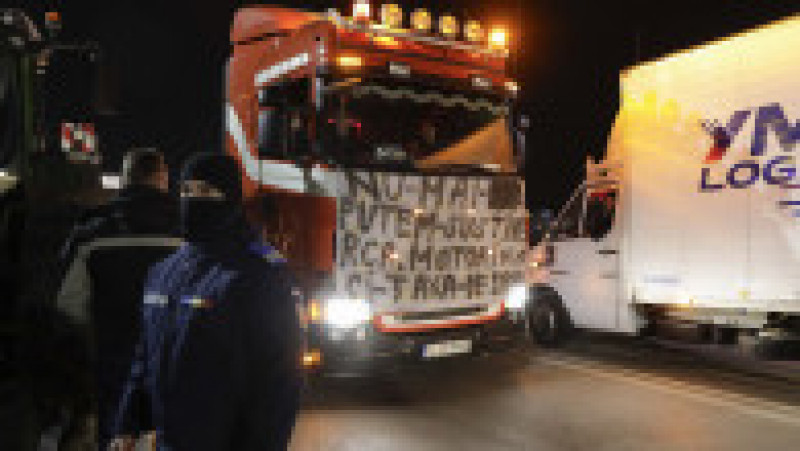 Protestele transportatorilor şi fermierilor continuă la Afumaţi şi Vama Siret. În zonă se circulă dificil. FOTO: INQUAM PHOTOS - George Calin | Poza 12 din 13