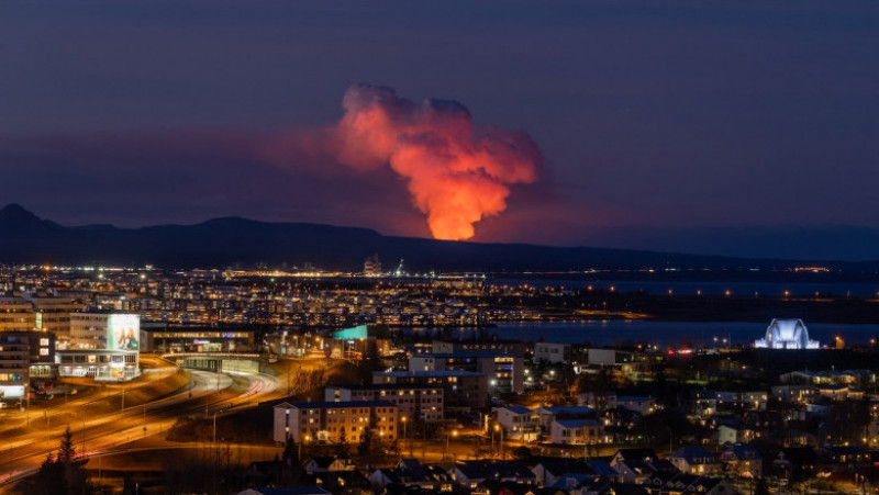 Lava a incendiat casele din Grindavik, după erupția unui vulcan. Sursa foto: Profimedia Images