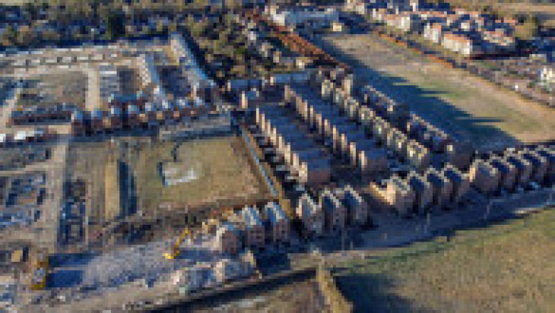 Un dezvoltator imobiliar din Marea Britanie a început demolarea a 83 de case pe care abia le construise. Foto: Profimedia | Poza 7 din 11