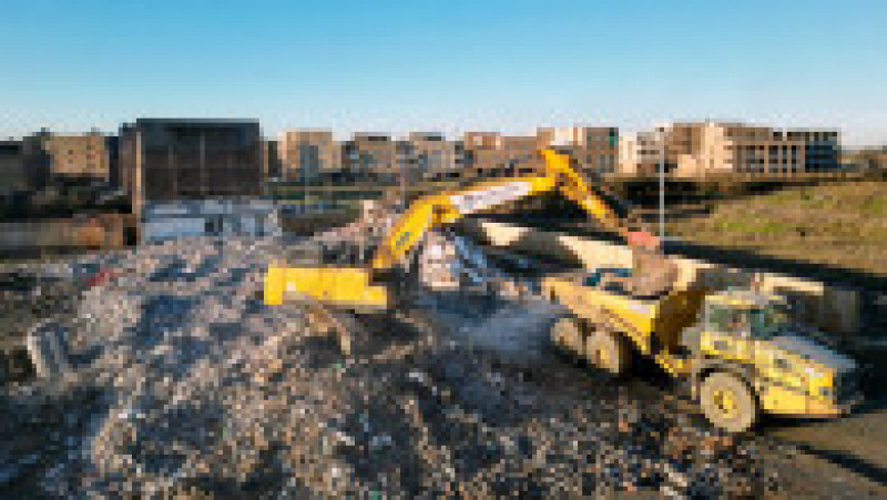Un dezvoltator imobiliar din Marea Britanie a început demolarea a 83 de case pe care abia le construise. Foto: Profimedia | Poza 2 din 11
