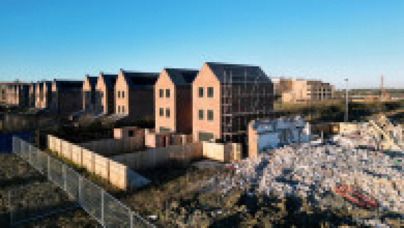 Un dezvoltator imobiliar din Marea Britanie a început demolarea a 83 de case pe care abia le construise. Foto: Profimedia | Poza 3 din 11
