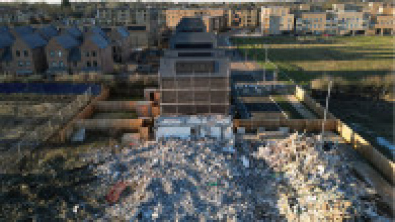 Un dezvoltator imobiliar din Marea Britanie a început demolarea a 83 de case pe care abia le construise. Foto: Profimedia | Poza 1 din 11