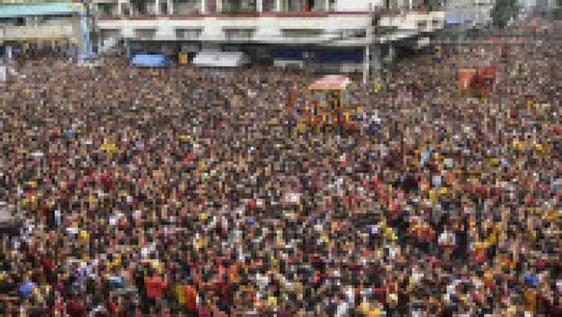 Cel puțin 6 milioane de oameni au participat la procesiunea care a durat 15 ore și a presupus deplasarea statuii pe o distanță de 6 kilometri prin Manila. Tradiția este veche de sute de ani. Sursa foto: Profimedia Images | Poza 24 din 26