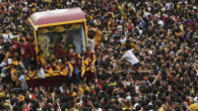 Cel puțin 6 milioane de oameni au participat la procesiunea care a durat 15 ore și a presupus deplasarea statuii pe o distanță de 6 kilometri prin Manila. Tradiția este veche de sute de ani. Sursa foto: Profimedia Images | Poza 25 din 26