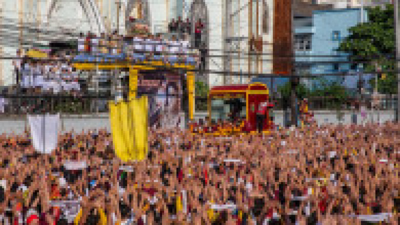 Cel puțin 6 milioane de oameni au participat la procesiunea care a durat 15 ore și a presupus deplasarea statuii pe o distanță de 6 kilometri prin Manila. Tradiția este veche de sute de ani. Sursa foto: Profimedia Images | Poza 26 din 26