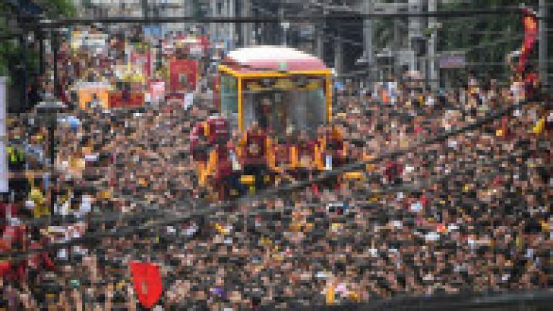 Cel puțin 6 milioane de oameni au participat la procesiunea care a durat 15 ore și a presupus deplasarea statuii pe o distanță de 6 kilometri prin Manila. Tradiția este veche de sute de ani. Sursa foto: Profimedia Images | Poza 2 din 26