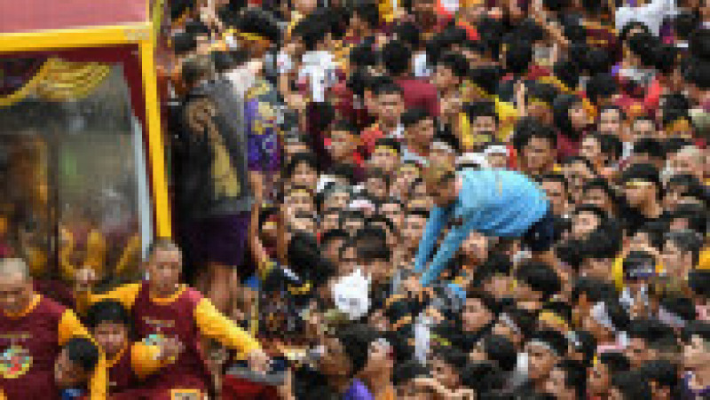 Cel puțin 6 milioane de oameni au participat la procesiunea care a durat 15 ore și a presupus deplasarea statuii pe o distanță de 6 kilometri prin Manila. Tradiția este veche de sute de ani. Sursa foto: Profimedia Images | Poza 13 din 26