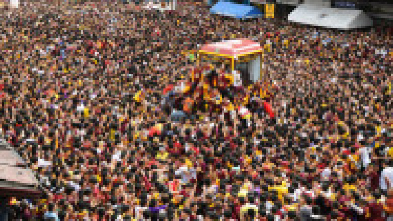 Cel puțin 6 milioane de oameni au participat la procesiunea care a durat 15 ore și a presupus deplasarea statuii pe o distanță de 6 kilometri prin Manila. Tradiția este veche de sute de ani. Sursa foto: Profimedia Images | Poza 10 din 26