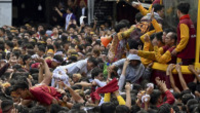 Cel puțin 6 milioane de oameni au participat la procesiunea care a durat 15 ore și a presupus deplasarea statuii pe o distanță de 6 kilometri prin Manila. Tradiția este veche de sute de ani. Sursa foto: Profimedia Images | Poza 7 din 26