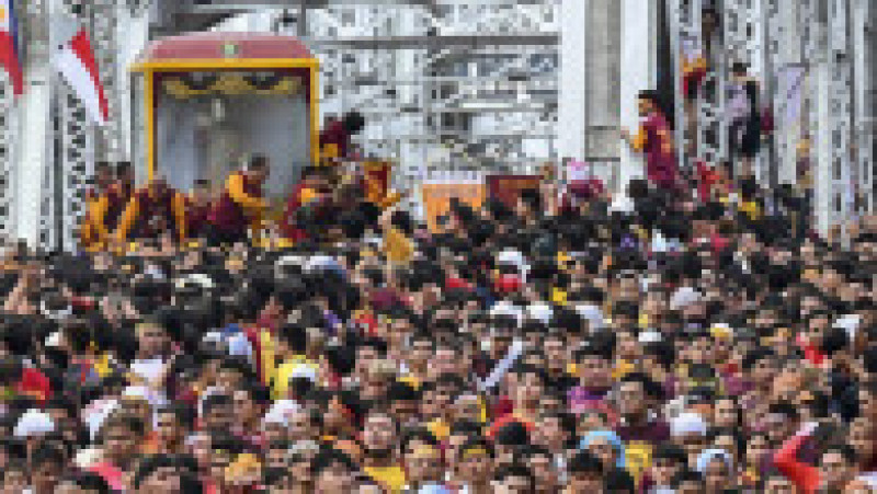 Cel puțin 6 milioane de oameni au participat la procesiunea care a durat 15 ore și a presupus deplasarea statuii pe o distanță de 6 kilometri prin Manila. Tradiția este veche de sute de ani. Sursa foto: Profimedia Images | Poza 9 din 26