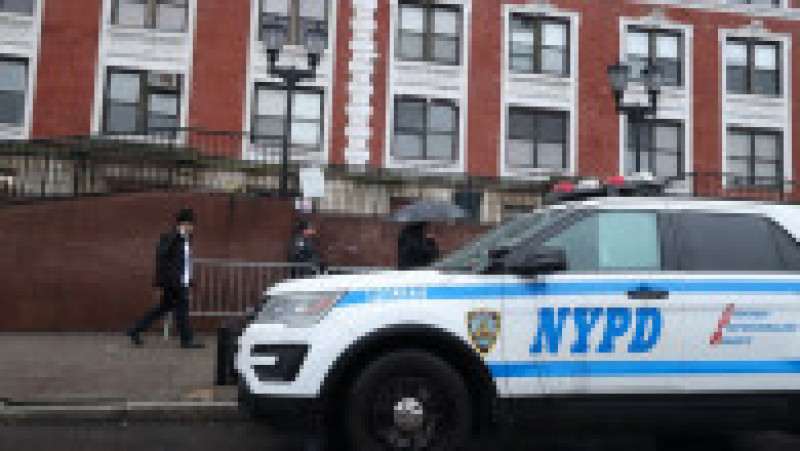 O încăierare a izbucnit între poliţie şi mai multe persoane care au săpat un tunel ilegal secret în sinagoga din Brooklyn. FOTO: Profimedia Images | Poza 5 din 7