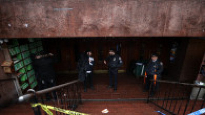 O încăierare a izbucnit între poliţie şi mai multe persoane care au săpat un tunel ilegal secret în sinagoga din Brooklyn. FOTO: Profimedia Images | Poza 6 din 7
