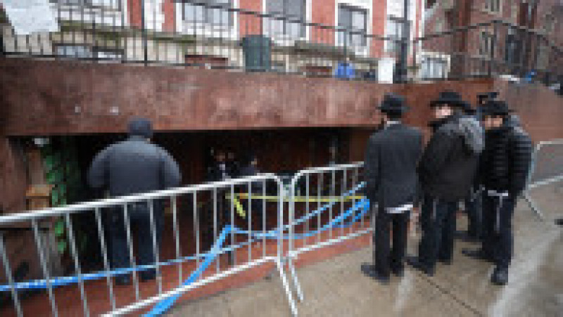 O încăierare a izbucnit între poliţie şi mai multe persoane care au săpat un tunel ilegal secret în sinagoga din Brooklyn. FOTO: Profimedia Images | Poza 2 din 7