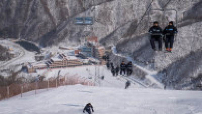 Pentru 750 de dolari, turiștii ruși au plecat în prima excursie organizată în Coreea de Nord - o deplasare de patru zile în stațiunea de schi Masikryong. Sursa foto: Profimedia Images | Poza 7 din 35