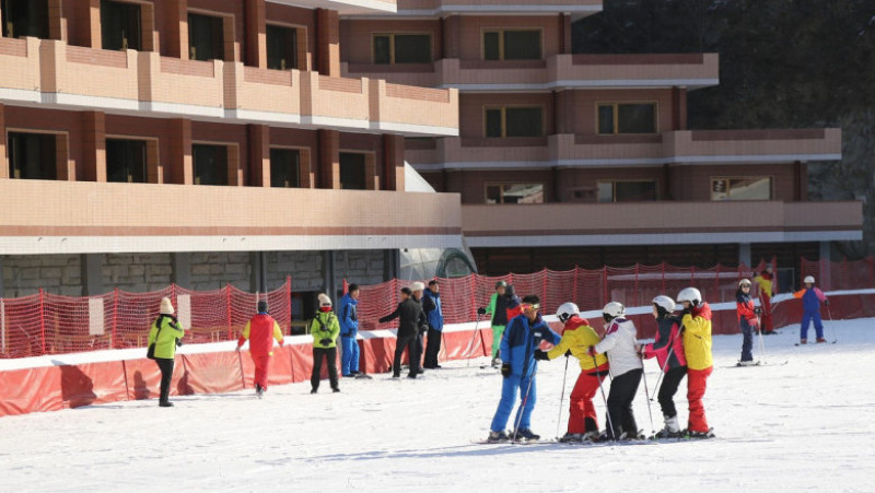 Pentru 750 de dolari, turiștii ruși se pot înscrie la prima excursie organizată în Coreea de Nord - o deplasare de patru zile în stațiunea de schi Masikryong. Sursa foto: Profimedia Images