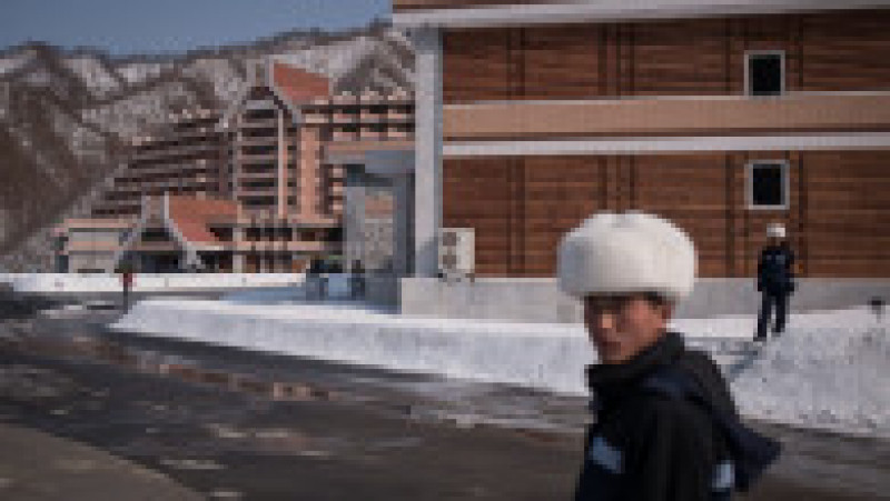 Pentru 750 de dolari, turiștii ruși se pot înscrie la prima excursie organizată în Coreea de Nord - o deplasare de patru zile în stațiunea de schi Masikryong. Sursa foto: Profimedia Images | Poza 12 din 38