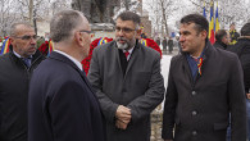 Robert Cazanciuc, Sorin Cîmpeanu și Ștefan Pălărie la ceremonia de depunere de coroane de flori la Monumentul Domnitorului Alexandru Ioan Cuza din Dealul Patriarhiei Române. Foto: Inquam Photos/ Saul Pop | Poza 17 din 22