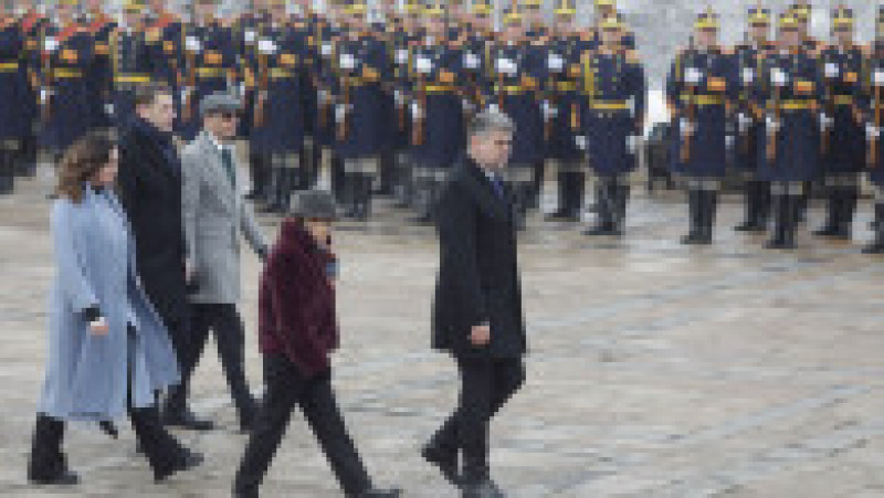 Ministrul Familiei, Natalia Intotero, ministrul de Externe Luminița Odobescu și premierul Marcel Ciolacu, la ceremonia militară și religioasă organizată la Monumentul 