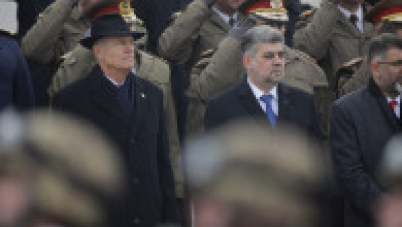 Klaus Iohannis și Marcel Ciolacu, la ceremonia militară și religioasă organizată la Monumentul 