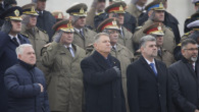 Ministrul apărării Angel Tîlvăr, Klaus Iohannis. Marcel Ciolacu și Robert Cazanciuc, la ceremonia militară și religioasă organizată la Monumentul 