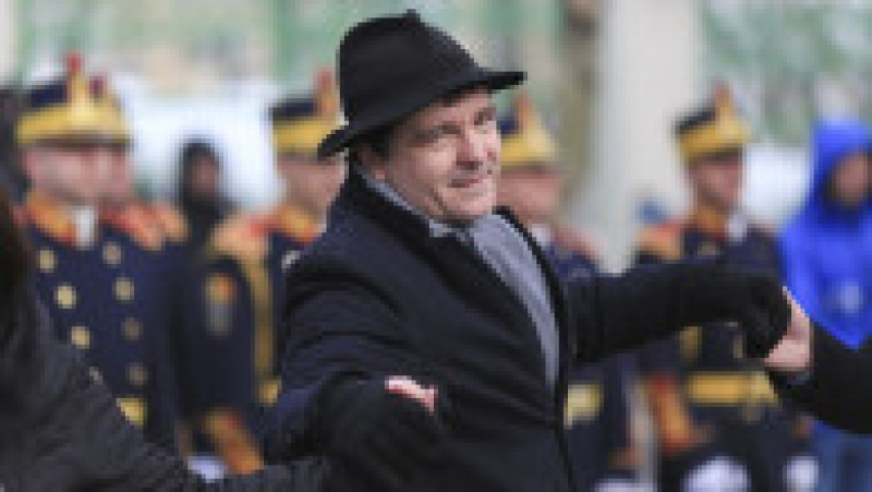 Nicușor Dan dansează în horă la ceremonia de depunere de coroane de flori la Monumentul Domnitorului Alexandru Ioan Cuza din Dealul Patriarhiei Române. Foto: Inquam Photos/ Saul Pop | Poza 12 din 22