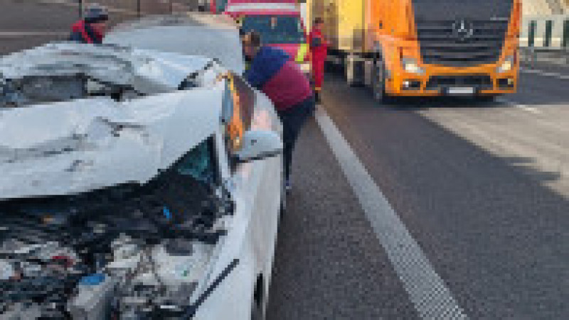 Accident între o mașină și un camion pe Autostrada Vestului. Șoferul a ieșit singur din mașină. Sursa foto: ISU Hunedoara | Poza 2 din 4