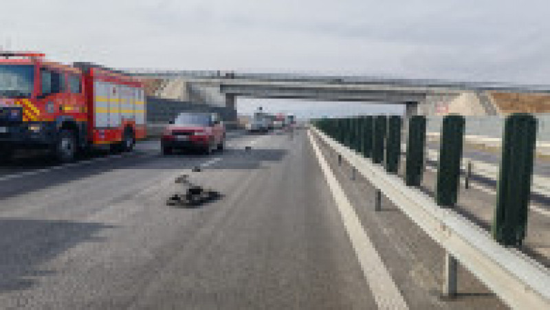 Accident între o mașină și un camion pe Autostrada Vestului. Șoferul a ieșit singur din mașină. Sursa foto: ISU Hunedoara | Poza 1 din 4