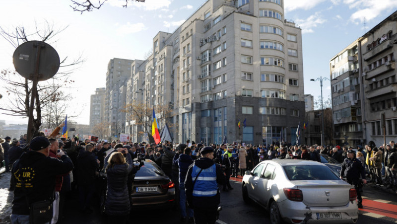 Membri AUR protestează în fața sediului Autorității de Supraveghere Financiară și pe bulevardele din zonă. Foto: Inquam Photos / George Calin