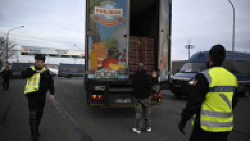 Alertă în Paris, 15.000 de polițiști vor să blocheze "asediul" capitalei. Fermierii au aruncat pe șosea vinul din camioanele străine. FOTO: Profimedia Images | Poza 6 din 15