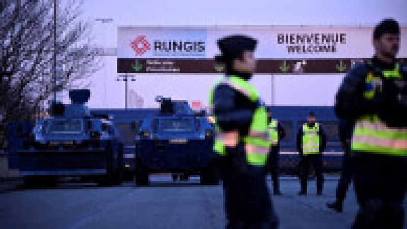 Alertă în Paris, 15.000 de polițiști vor să blocheze "asediul" capitalei. Fermierii au aruncat pe șosea vinul din camioanele străine. FOTO: Profimedia Images | Poza 2 din 15